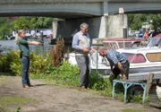 Polizeikommissarin Sandra Schwartenbeck (Marie-Luise Schramm, l.) und Hauptkommissar Schröter (Veit Stübner, M.) stellen den flüchtenden Sieberts (Achim Buch, r.).
