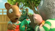 Posy reißt versehentlich Froschis Arm ab. Pip will ihn verarzten, aber alle Sticker-Pflaster sind verklebt.