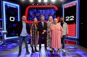 Moderator Alexander Bommes (M.) mit den Kandidaten (v.l.n.r.): Benjamin Boritzka, Julia Wintgens, Emma Röhrs, Lisette Mayer und Erol Kaylan