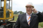 Hagen Bunkenburg (Dietmar Bär) ist Bärstadts Baulöwe Nr. 1. Um den Bärstadt-Tower bauen zu können, braucht er alle Grundstücke des Elchwinkels.