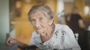 Ilse Lang schaut neugierig