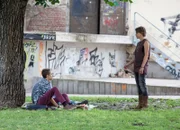 Dominik (Yannick Rau) ist irritiert, als Schiller (Elisa Ueberschär) besonders nett zu ihm ist.