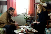 Ria Larsen (Karoline Schuch) bittet die Ex-Kommissarin Elisabeth Haller (Charlotte Schwab, li.) um Hilfe.
