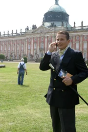 Achim Kriechbaum (Roman Knizka) konnte Peter Lustig vom Schlossleben überzeugen. Jetzt erstattet er seinem Chef, dem Bauunternehmer Bunkenburg, Bericht.