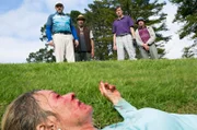 Die Golfer (v. l. n. r.) Roger (Ian Hughes), Walter (Calvin Tuteao), Neil (Phil Peleton)und Doug Randall (Peter Tait) finden die Leiche ihrer Vorstandskollegin Alison Stone (Roz Turnbull).