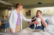 Dr. Ina Schulte (Isabell Gerschke) schaut nach dem frischgebackenen Vater Artur Martens (Knud Riepen) und dem kleinen Ilay.