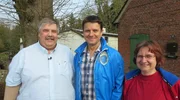 Experte Marco Heuberg (Mitte) schaut sich gemeinsam mit Joachim (53) und Kathrin (52) das Grundstück an