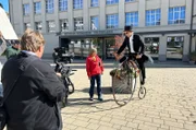 Dreharbeiten vor dem Deutschen Hutmuseum in Lindenberg mit Hochradfahrer Peter Eß.