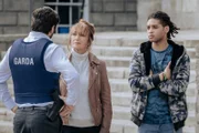 Polizist Charlie (Kevin J. Ryan, l.) hat genug von den Mordtheorien seiner Mutter. Harry (Jane Seymour, M.) ist schließlich keine Ermittlerin.