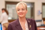 Wendi Mclendon Covey als Joyce.