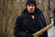 Der Saxophonist Simon Pfister (Florian Clyde) wird wiederholt beklaut- ist das ein Versuch ihn am Spielen zu hindern?