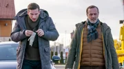 Rainer Witt (Till Firit, l. mit Merab Ninidze) kommt nach Polen - der Tote ist offensichtlich ein Deutscher.
