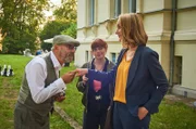 Hat Otto Szabo (Hans Klima, l.), den Romy Heiland (Christina Athenstädt, r.) und Tilly Vogel (Sina Reiß, M.) befragen, etwas Verdächtiges in der Seniorenresidenz beobachtet?