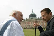 Achim Kriechbaum (Roman Knizka), Gehilfe des Bauunternehmers Bunkenburg, gibt sich als Adeliger aus und schwärmt Peter Lustig (Peter Lustig) vom Schlossleben vor.