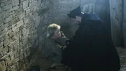 Einer der wenigen, die ihre Stimme gegen die Hexenverfolgung erhoben, ist der katholische Geistliche Friedrich Spee von Langenfeld, der vor einer Frau (Komparsin) kniet. Damit läuft er Gefahr, selbst ins Visier der Hexenjäger zu geraten.