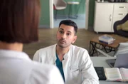Dr. Ilay Demir (Tan Caglar) macht sich Sorgen um seine Chefin Prof. Maria Weber (Annett Renneberg). Mutet sie sich in letzter Zeit und vor allem nach den schrecklichen Geschehnissen in der Sachsenklinik zu viel zu?