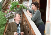 Bauunternehmer Penzinger (Franz Froschauer) will Anna (Christine Neubauer) zum Verkauf ihres Grundstücks überreden.