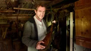 Christian Neilinger (Johannes Zeller) ahnt, wer sein Gewehr unerlaubt genutzt haben könnte.