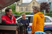 Sepp Lindner, den Jessika Pollath (Maxi Warwel, M.) festnehmen sollte, ist verschwunden. Markus (Sebastian Ströbel, r.) und Tobias (Markus Brandl, l.) sollen ihr bei der Suche helfen.