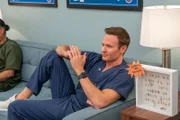 Josh Lawson als Dr. Bruce -- (Photo by: Ron Batzdorff/NBC)