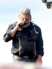 Tony Beets mit Funkgerät neben der Waschanlage