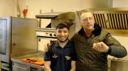 Im Papa Joe`s in Schladming arbeiten in der Küche ausschließlich Syrer. „Ich habe mich auf Syrer spezialisiert, weil sie fleißig und zuverlässig sind – und weil sie nicht trinken“, schwärmt Chef Bernd Rüscher. Und er ist sicher, sie würden ihn nie im Stich lassen. Um seine Mannschaft halten und durchbeschäftigen zu können, ist er heuer von einem Saisonbetrieb zu einem Ganzjahresbetrieb umgestiegen.