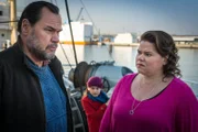 Jale (Ava Sophie Richter, Mitte) observiert Tietje Hahn (Markus John) und seine Assistentin Molly (Nadine Wrietz).