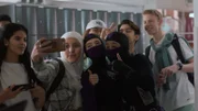 Nach einem erfolgreichen Einsatz posieren die Superninjas Christa und Hunter (von li nach re: Dana Goldberg, Gina Spadaro) mit den Schülerinnen und Schülern.