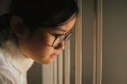 Am Abend belauscht Châu (Ngoc Nhi Ha Tran) ein Gespräch ihrer Eltern und ist geschockt. Stimmt es, was sie da hört?