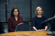 Benson (Mariska Hargitay, l.) und ihr Team müssen herausfinden, ob die exentrische Catherine Summers (Samantha Mathis, r.) die Wahrheit sagt, wenn sie ihren Ex-Mann beschuldigt, ihre kleine Tochter missbraucht zu haben, oder, ob sie ihrem Ex aus Rache nur etwas anhängen will ...