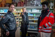 Bei dem Überfall auf einen Laden ist ein Schuss gefallen. Melanie (Sanna Englund) und Mattes (Matthias Schloo, l.) rekonstruieren mit Hilfe von Dr. Schmidt (Joel Williams, r.) den Tathergang.
