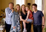 Trotz mancher Höhen und Tiefen in ihrer neuen Heimat Krummenwalde hält Familie Teuffel fest zusammen: v.l.n.r. Steffen Teuffel (Axel Milberg,li.), Lisa Teuffel (Cornelia Gröschel, Beate Teuffel (Katja Flint), Sophie Teuffel (Paula Hartmann), Kai Teuffel (Ludwig Blochberger)