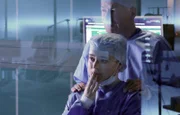 Lisa (Ella Zirzow) bangt um das Leben ihres Freundes Nils, der eine Herztransplantation bekommen hat. Dr. Roland Heilmann (Thomas Rühmann) versucht, seiner Tochter beizustehen.