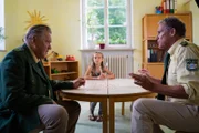 Die kleine Lina (Carla Graßl) scheint die einzige Zeugin zu sein (Michael Brandner als Reimund Girwidz, l.; Christian Tramitz als Franz Hubert, r.)