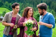 Eva Lorenz erteilt Basti Pfeiffer und Schorschi Striebel eine Lehrstunde in Kräuterkunde.