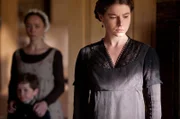 Katya (Emily Taafe, l.), Prinzessin Marya (Jessie Buckley)