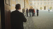 Pater Alois Köberl mit Schülern.