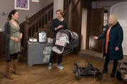 Tina (Katja Frenzel, l.) und Ben (Hakim Michael Meziani, M.) spielt der Zufall in die Karten: Brittas (Jelena Mitschke, r.) geliebter Kinderwagen, bricht auseinander.