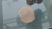 Der 3D-Drucker von Novameat aus Barcelona baut pflanzliches Fleisch in mehreren Schichten.