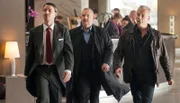 Lebt Karsten Holler noch – möglicherweise in diesem Hotel? Max Ballauf (Klaus J. Behrendt, r.) und Freddy Schenk (Dietmar Bär, M.) folgen einem Hotelangestellten.
