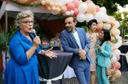Romys Mutter Karin Heiland (Peggy Lukac, l.) versetzt mit ihrem bisher unbekannten Talent, nicht nur Rudi Illić (Aleksandar Jovanovic, 2.v.l..) in Erstaunen (mit  Le-Thanh Ho, 2.v.r. und Komparsin).