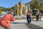 Paul Krüger (Horst Krause, Mitte) ist auf der Suche nach seinem Bruder. Sein Freund Bernd (Fritz Roth, li.) begleitet ihn.