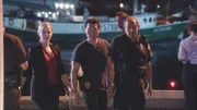 Inspector Abby Dunn (Julie Benz, l.) soll mit Chin (Daniel Dae Kim, M.) einen fünffachen Mord an chinesischen Waffenhändlern aufklären. Währenddessen erlebt Adam eine böse Überraschung ...