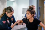Andy Herrera (Jaina Lee Ortiz, l.); JJ (Brenda Song, r.)