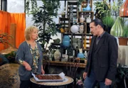 ARD ROTE ROSEN FOLGE 1409, Pete (Gunter Ziegler, r.) entscheidet sich zu Erikas (Madeleine Lierck-Wien, l.) Erleichterung, gegen die Magellan-Reise.