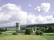 Die weite Hunsrück-Landschaft und mittendrin die Burg Baldenau.
