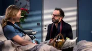 Sebastian (Sami Loris, r.) besucht seine Kollegin Nele Schöne (Pauline Knof). Gemeinsam schwelgen sie in Erinnerungen ...