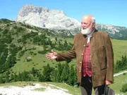 Sepp Forcher auf der Plätzwiese, im Hintergrund die Hohe Gaisl.