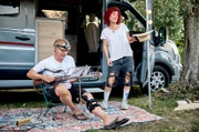 Der letzte gemeinsame Abend will gefeiert werden. Für die passende Musik sorgt Ingolf Lück an der Gitarre, gemeinsam mit „No Angel“-Lucys herrlichem Gesang.; NDR Fernsehen TIETJEN CAMPT - DER ROADTRIP, 'Ciao Gardasee!', am Freitag (18.10.24) um 21:15 Uhr.