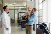 Dr. Philipp Brentano (Thomas Koch, li.) hofft inständig, dass sein Freund Dr. Kai Hoffmann (Julian Weigend, re.) ihm, irgendwann verzeihen kann, dass er einen Unfall mit seinem kleinen Sohn Emil hatte.